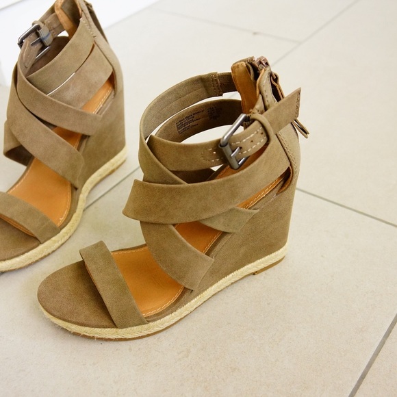 Brand new taupe sandals US6 - Picture 2 of 2